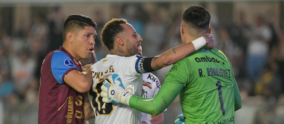 Neymar Jr. discute con el portero rival en un partido del Santos