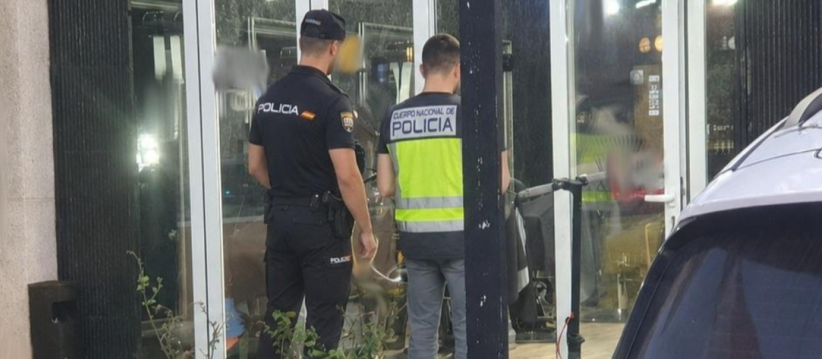 Dos agentes a las puertas del establecimiento

REMITIDA / HANDOUT por POLICÍA NACIONAL
Fotografía remitida a medios de comunicación exclusivamente para ilustrar la noticia a la que hace referencia la imagen, y citando la procedencia de la imagen en la firma
17/8/2026