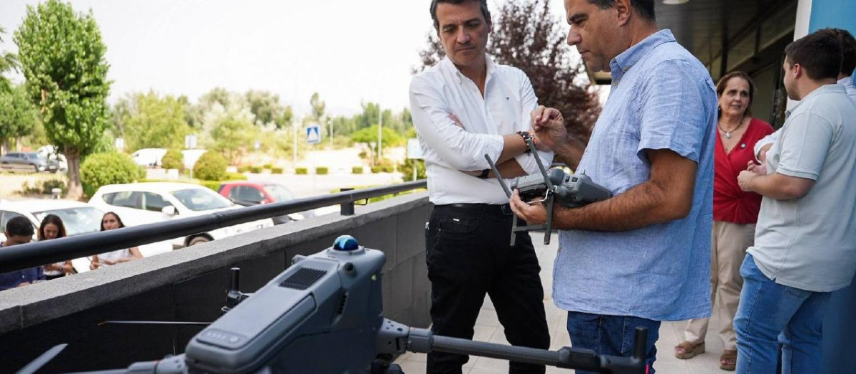 El alcalde de Córdoba, José María Bellido, atento a las explicaciones de uno de los proyectos desarrollados