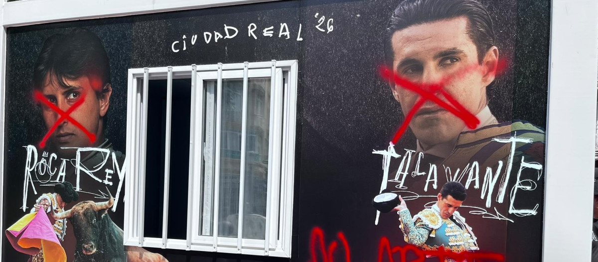 Los rostros de los toreros Roca Rey y Talavante vandalizados en C.Real