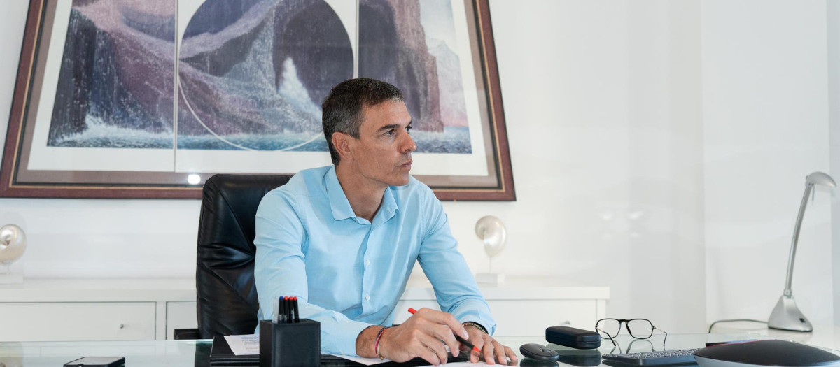 El jefe del Ejecutivo, Pedro Sánchez, este lunes en La Mareta durante reunión telemática sobre Ceuta