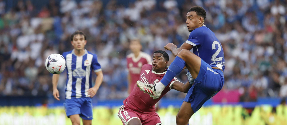 Los jugadores del Deportivo de A Coruña, disputando ante el Real Madrid el Teresa Herrera