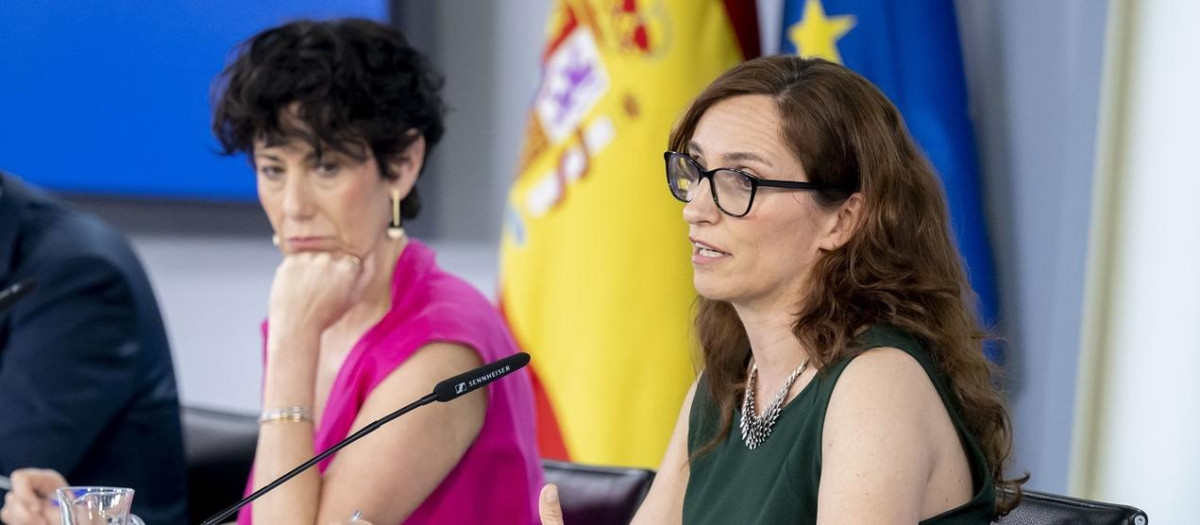 (La portavoz del Gobierno, Elma Saiz, y la ministra de Sanidad, Mónica García