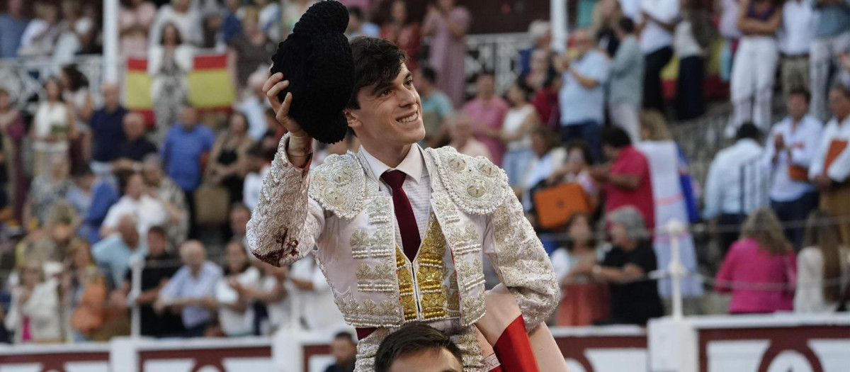 Sergio Rollón, a hombros tras ganarse la puerta grande de Gijón al cortar las dos orejas al primero de sus novillos