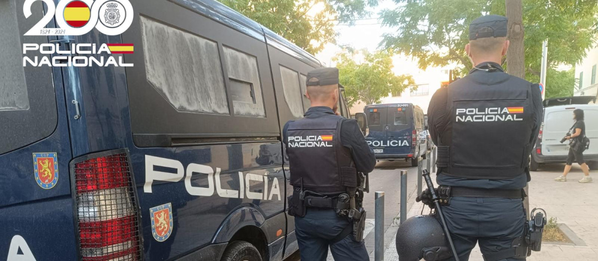 Dos agentes en Playa de Palma