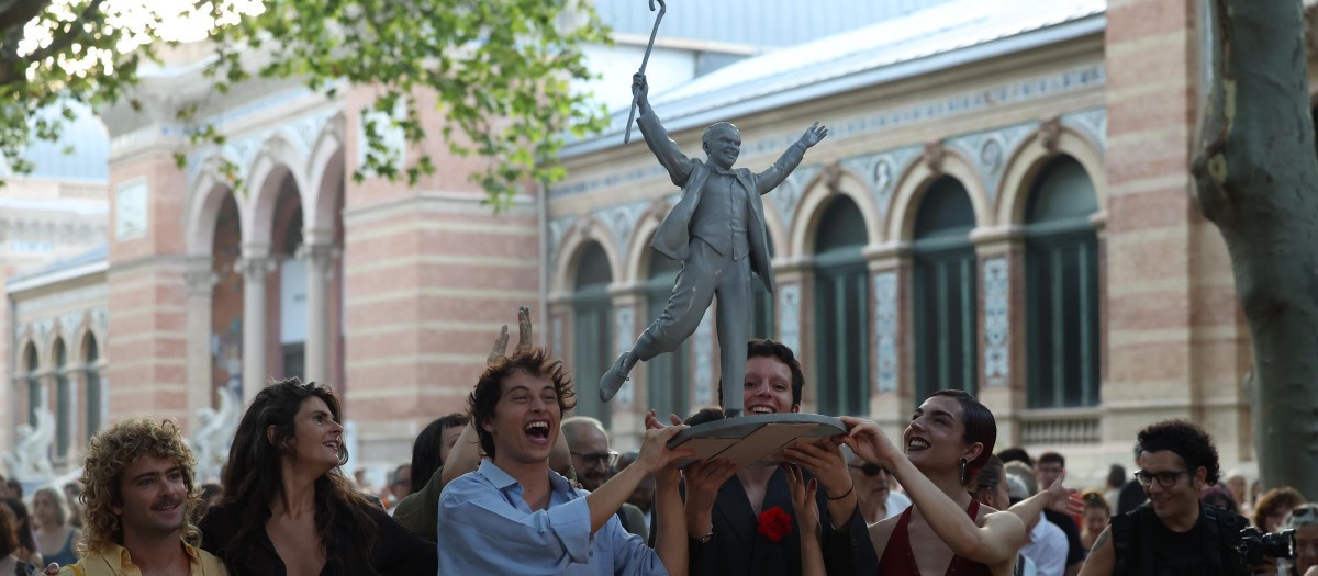 Los participantes llevaron la estatua de Lorca en una "peregrinación laica" por las calles de Madrid