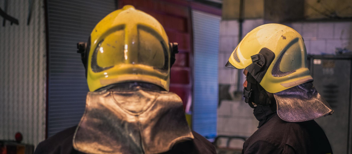 Imagen de archivo de dos bomberos durante labores de extinción