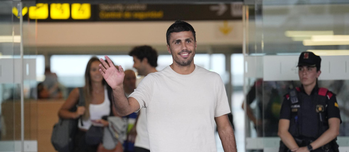 BARCELONA, 17/08/2026.- El centrocampista español Rodrigo Hernández 'Rodri' este lunes, a su llegada al aeropuerto de Barcelona, un día después de que el FC Barcelona alcanzara un principio de acuerdo con el Manchester City para el traspaso del jugador. EFE/Alejandro García