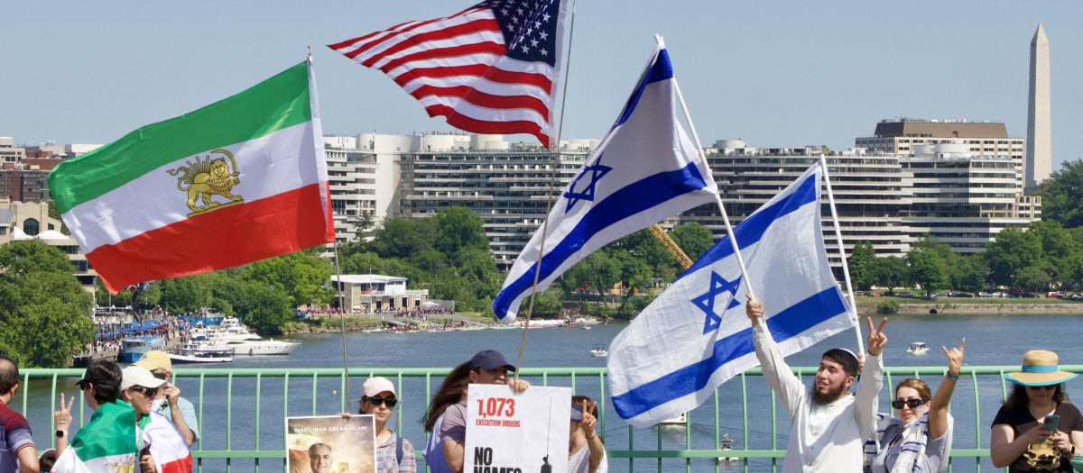 Banderas de Israel en una manifestación en Washington D.C. a favor de la libertad en Irán