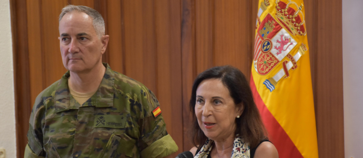 La ministra de Defensa, Margarita Robles, ofrece declaraciones a los medios, en la Comandancia General