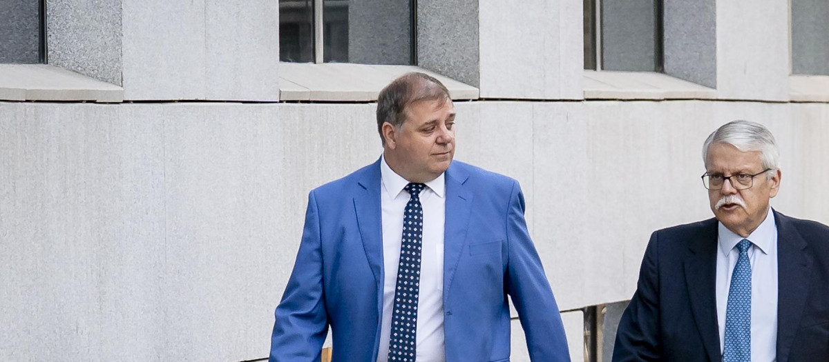 El expresidente de Correos y exjefe de gabinete de Pedro Sánchez en el PSOE, Juan Manuel Serrano (i), a su llegada a la Audiencia Nacional este martes