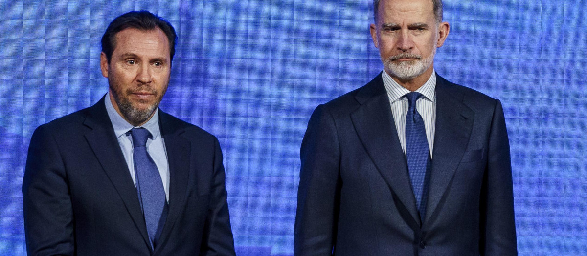 El ministro de Transportes y Movilidad Sostenible, Óscar Puente, y Felipe VI en una imagen de 2025