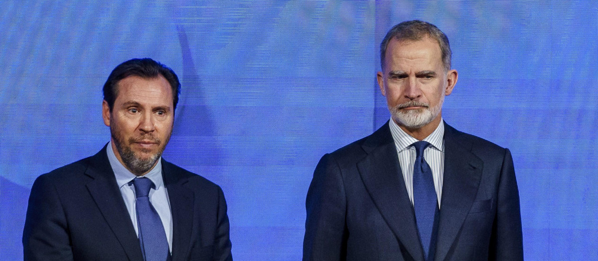 El ministro de Transportes y Movilidad Sostenible, Óscar Puente, y Felipe VI en una imagen de 2025