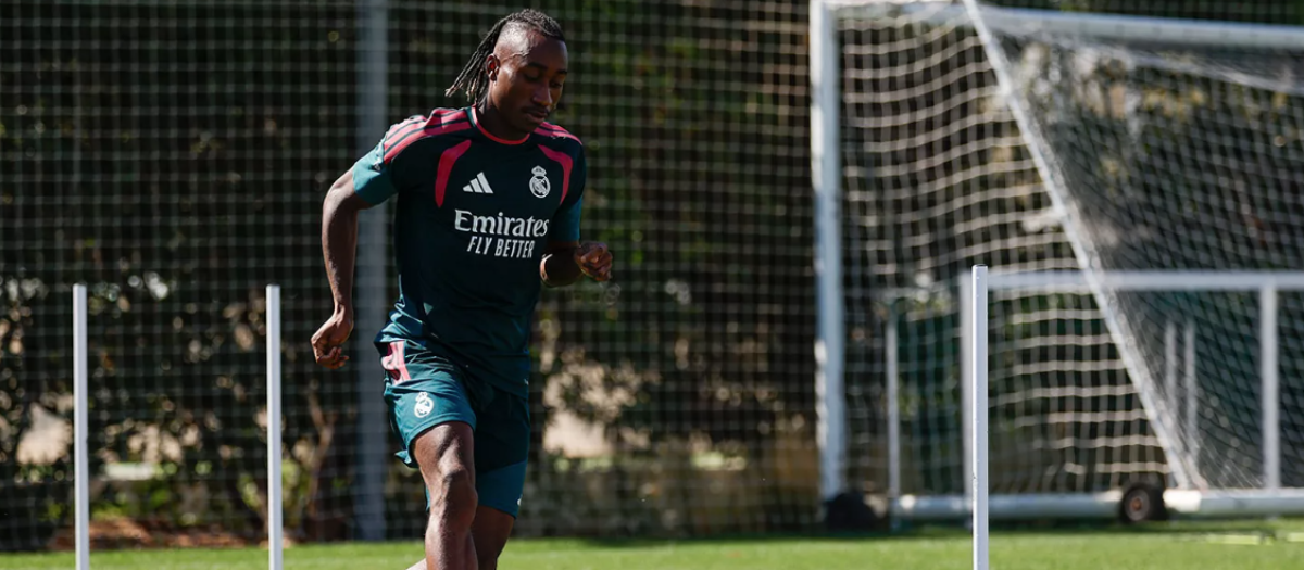 Yan Diomande, entrenando con el Real Madrid en Valdebebas