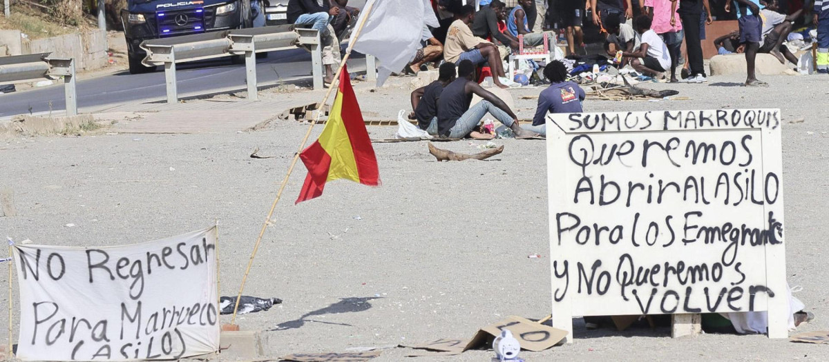 Playa del Trampolín de Ceuta este martes donde más de un centenar de inmigrantes se encuentra acampados