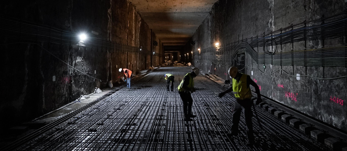 Trabajadores durante las obras de renovación del túnel de Getafe, en la línea C4 de Cercanías Madrid