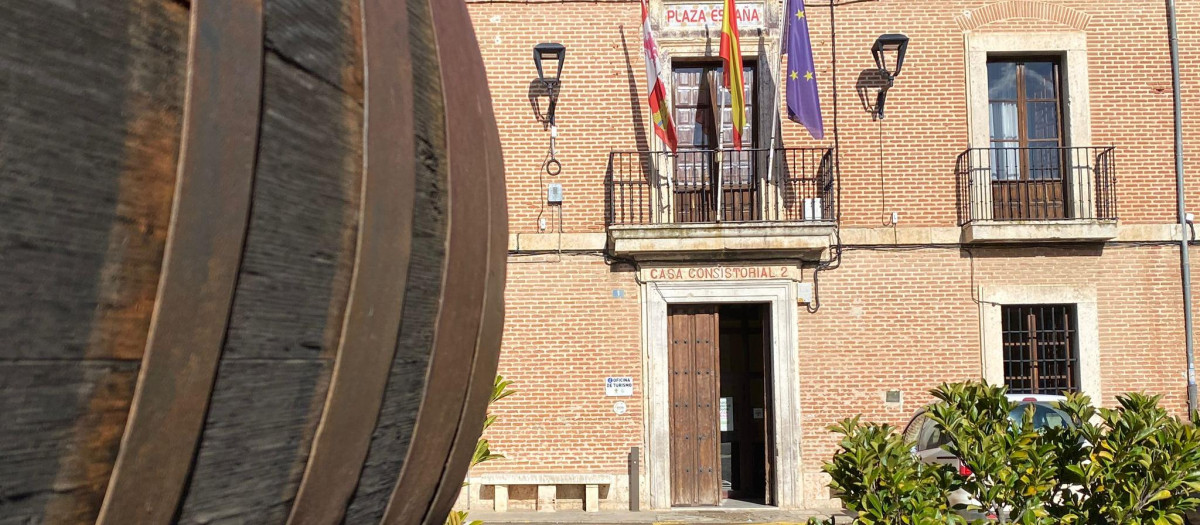 Imagen del Ayuntamiento de La Seca, en Valladolid, con una barrica de vino en su puerta