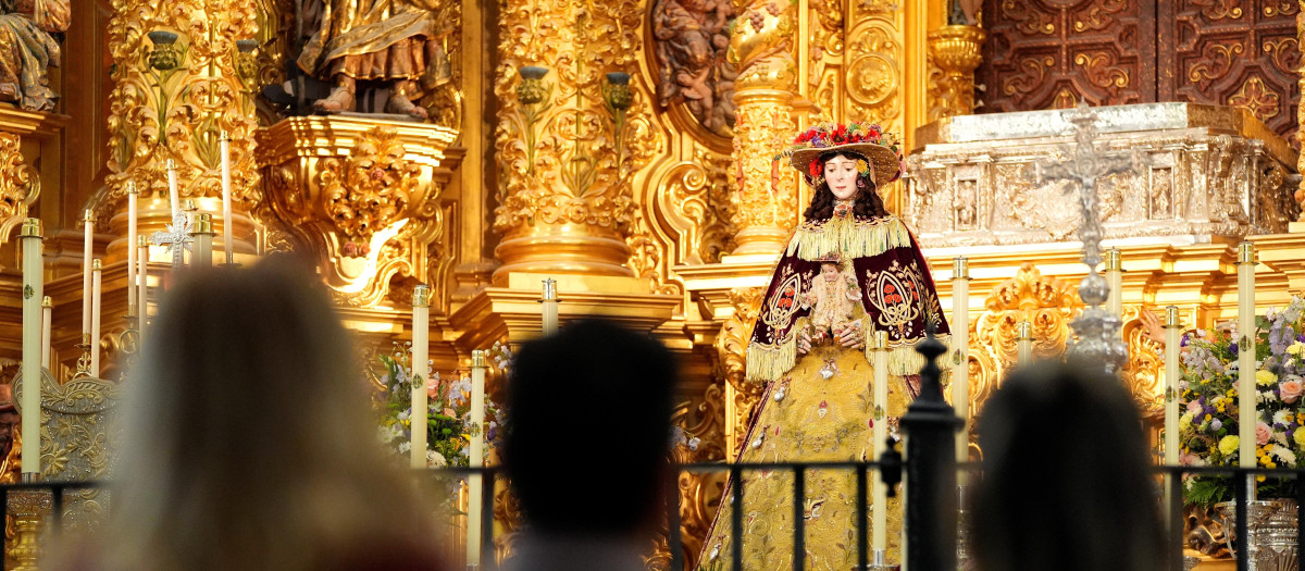 Devotos de la Virgen del Rocío rezan antes de su partida al pueblo de Almonte