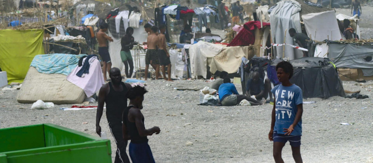 Campamento de inmigrantes en la playa de El Trampolín de Ceuta