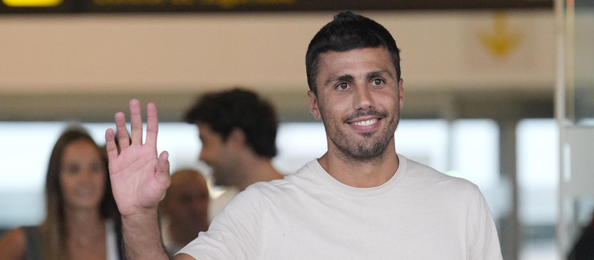 Rodrigo Hernández 'Rodri' este lunes, a su llegada al aeropuerto de Barcelona