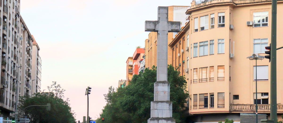 Cruz de los Caídos en la plaza de América de Cáceres