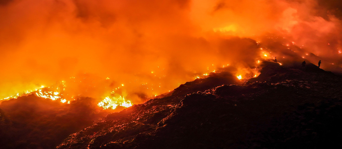 Incendio en un vertedero en Rasau Jaya