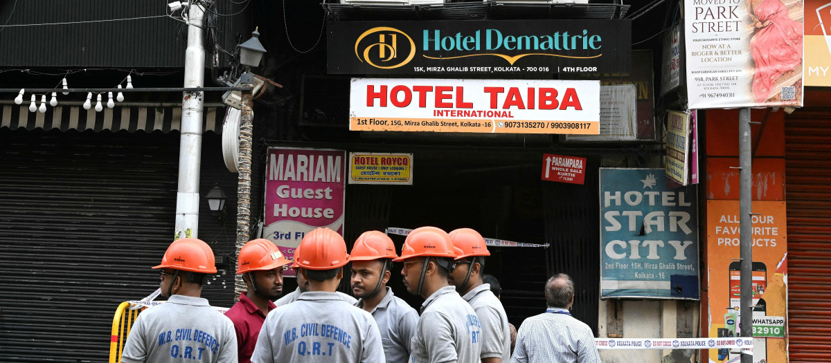Equipos de rescate y bomberos frente al hotel Taiba en Calcuta, India