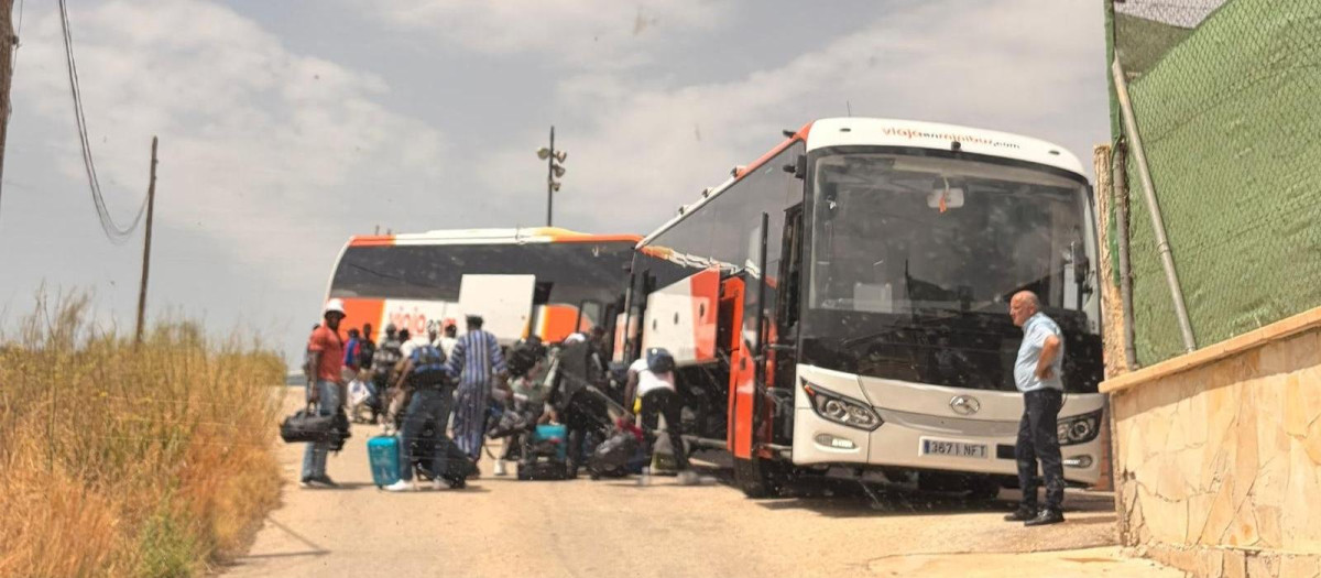 Llegada de los inmigrantes al centro de Purchena (Almería)