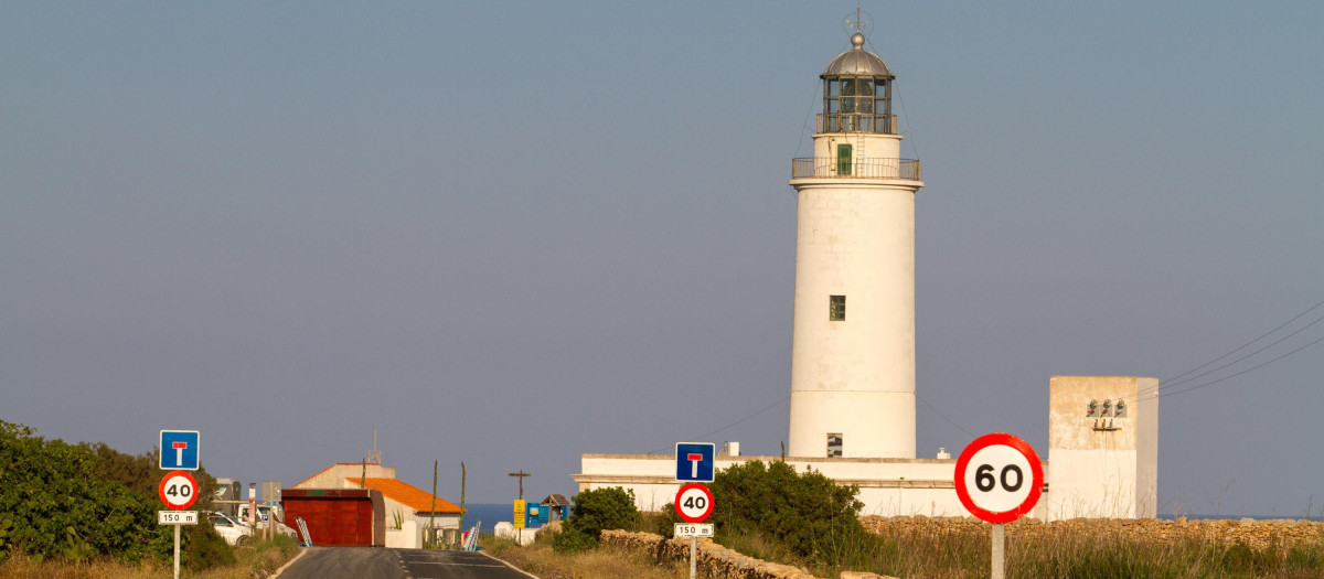 Faro de la Mola, en Formentera, rodeado de altos acantilados