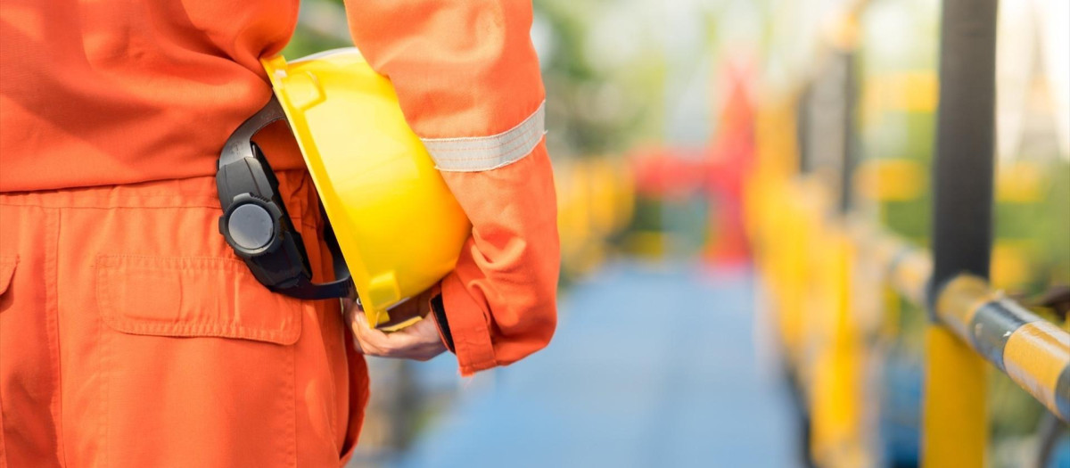 Trabajador con casco.