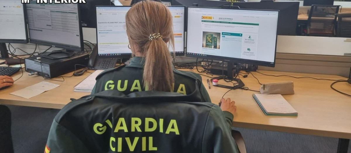 Una agente de la Guardia Civil contra los delitos telemáticos