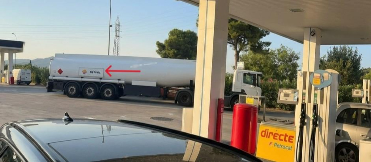 Imagen del camión de Repsol descargando combustible