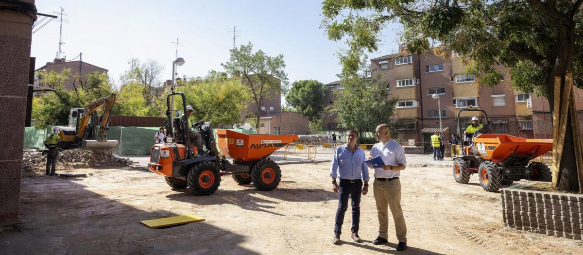 El delegado de Políticas de Vivienda, Álvaro González, durante la visita a la parcela G San Blas