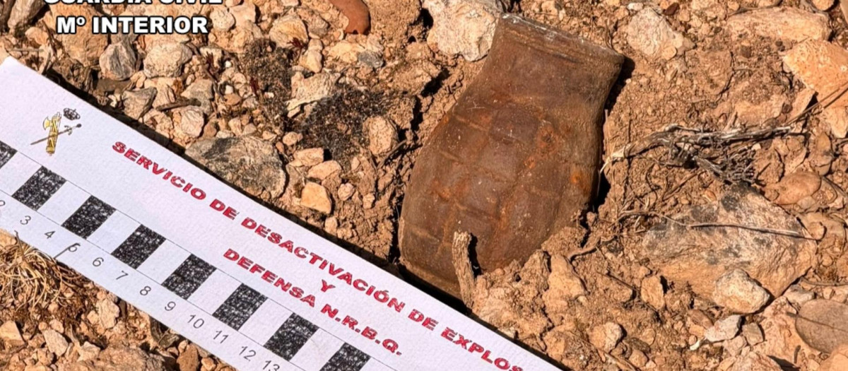 Desactivan una granada originaria de la Guerra Civil localizada por un senderista en Abánades