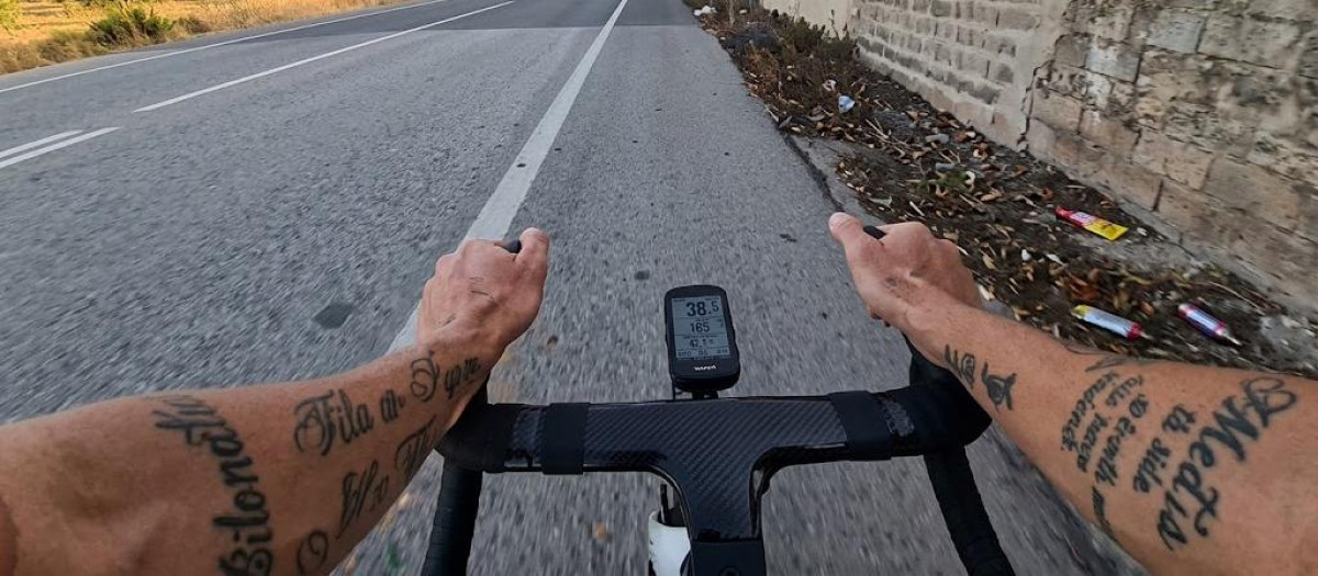 Circular en bicicleta por la carretera es una actividad de riesgo a día de hoy