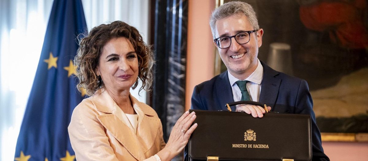 La exministra y líder del PSOE andaluz, María Jesús Montero, y el ministro de Hacienda, Arcadi España