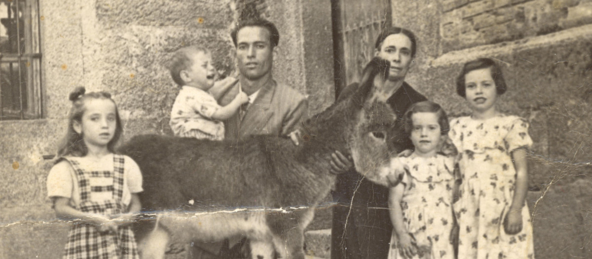 Familia con su burro. Años 30. Almendral de la Cañada (Toledo)