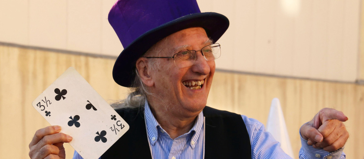 Juan Tamariz con sus cartas de magia