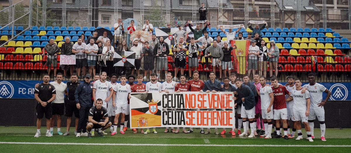 Los jugadores del AD Ceuta posan con una pancarta con el lema 'Ceuta no se vende, Ceuta se defiende'