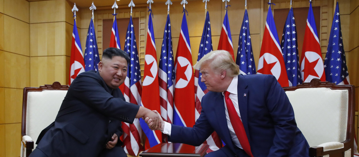 (Foto de ARCHIVO)
dpatop - 30 June 2019, South Korea, Panmunjom: US President Donald Trump (R) shakes hands with North Korean leader Kim Jong-un during their meeting at the Freedom House on the southern side of the truce village of Panmunjom in the Demilitarized Zone (DMZ), which separates the two Koreas. Photo: -/YNA/dpa

30/6/2019 ONLY FOR USE IN SPAIN