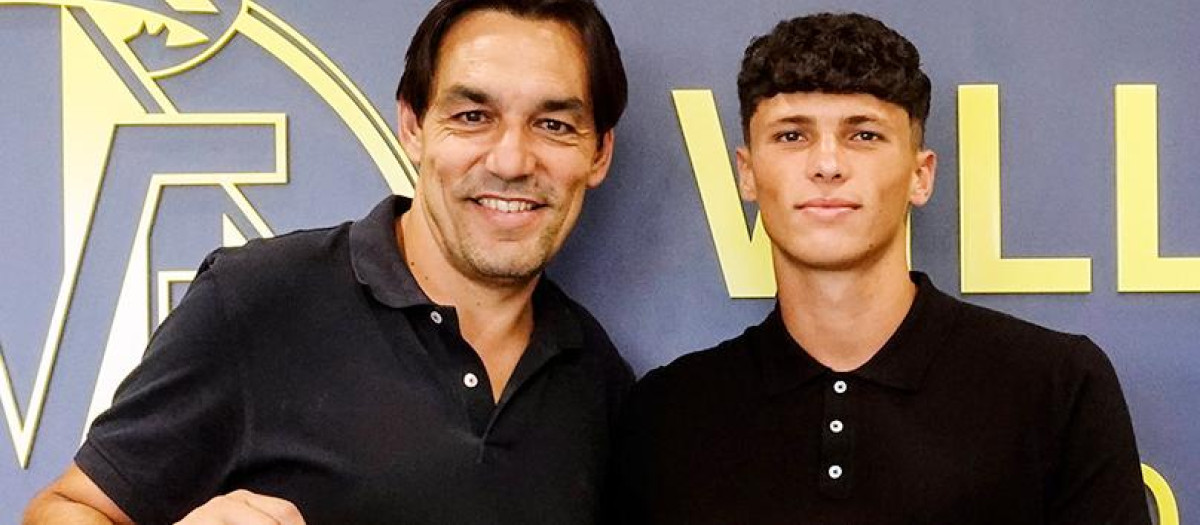 Budesca tras renovar el martes su contrato con el Villarreal, junto a Miguel Ángel Tena