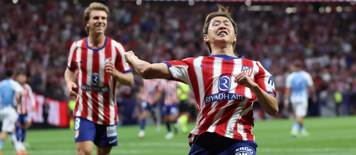 El delantero coreano del Atlético de Madrid Kang-In Lee (d) celebra su gol durante el partido contra el Málaga