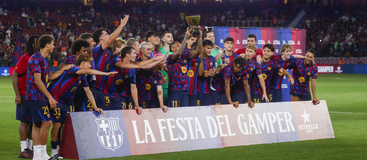 os jugadores del Barcelona posan con el trofeo al finalizar el partido del Trofeo Joan Gamper