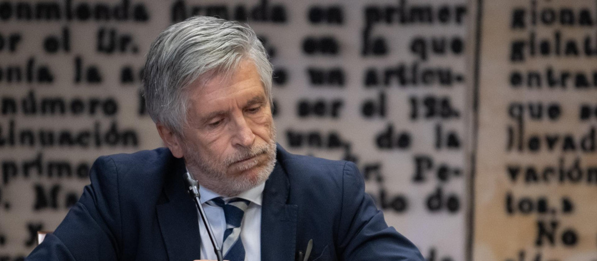 El ministro del Interior, Fernando Grande-Marlaska, durante la celebración de la sesión de comparecencia informativa ante la Comisión de Investigación sobre los contratos, licencias, concesiones, ayudas y otras operaciones del Gobierno y del sector público vinculadas a la intermediación de Koldo García Izaguirre, a 30 de junio de 2026,