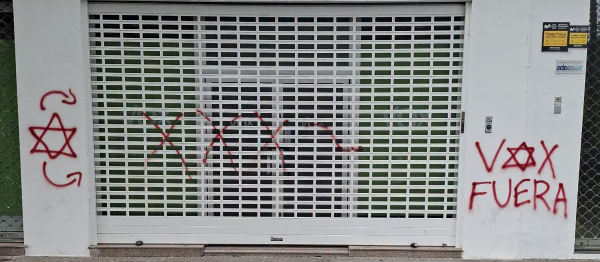 Pintadas denunciadas por Vox en la fachada de su sede en Jerez de la Frontera (Cádiz)