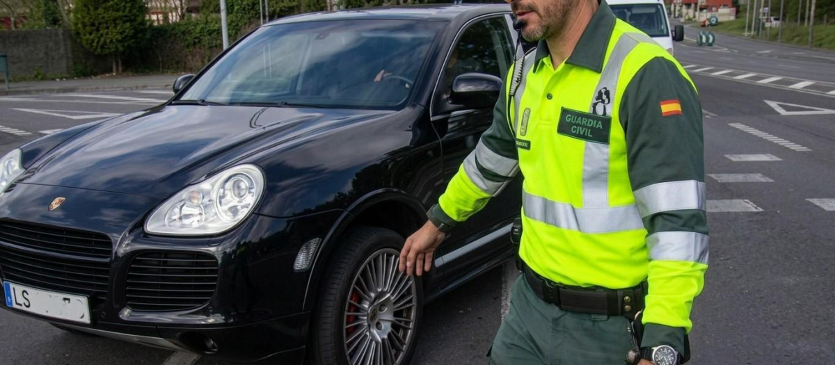 Un agente para a un vehículo en la carretera
