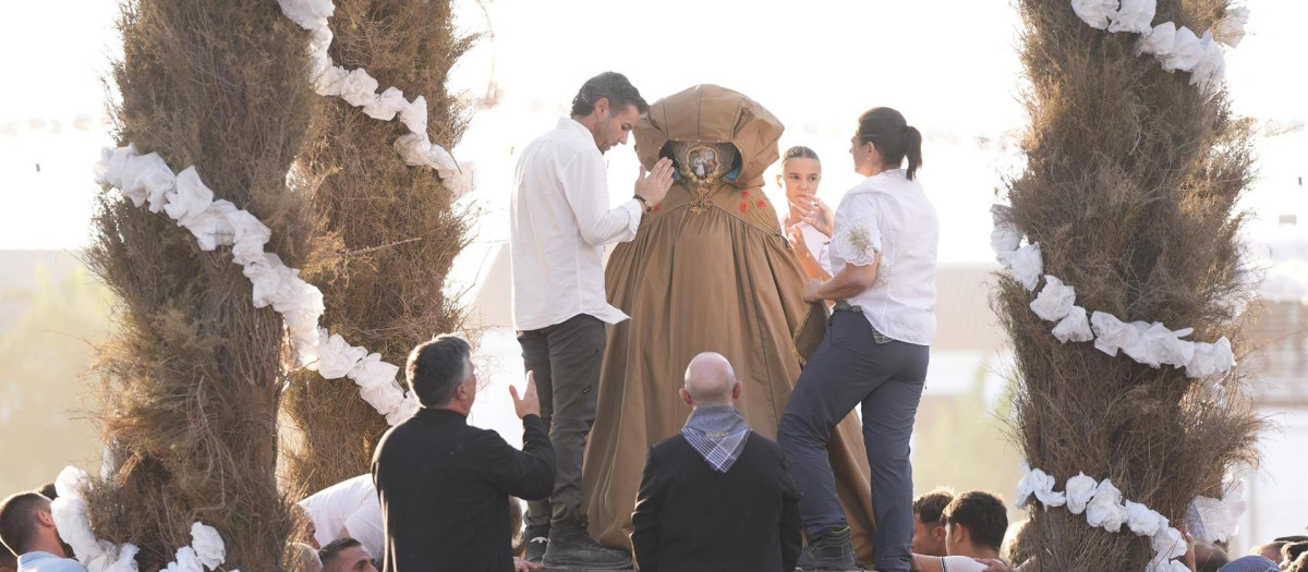 Momento en el que la Virgen del Rocío es cubierta por un guardapolvo