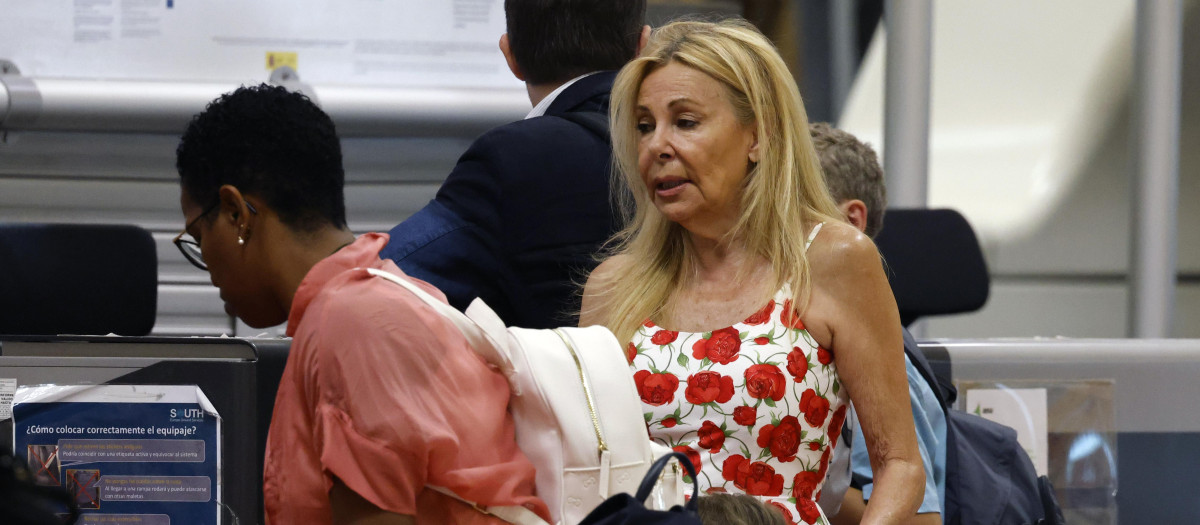 Ana Obregón en el aeropuerto