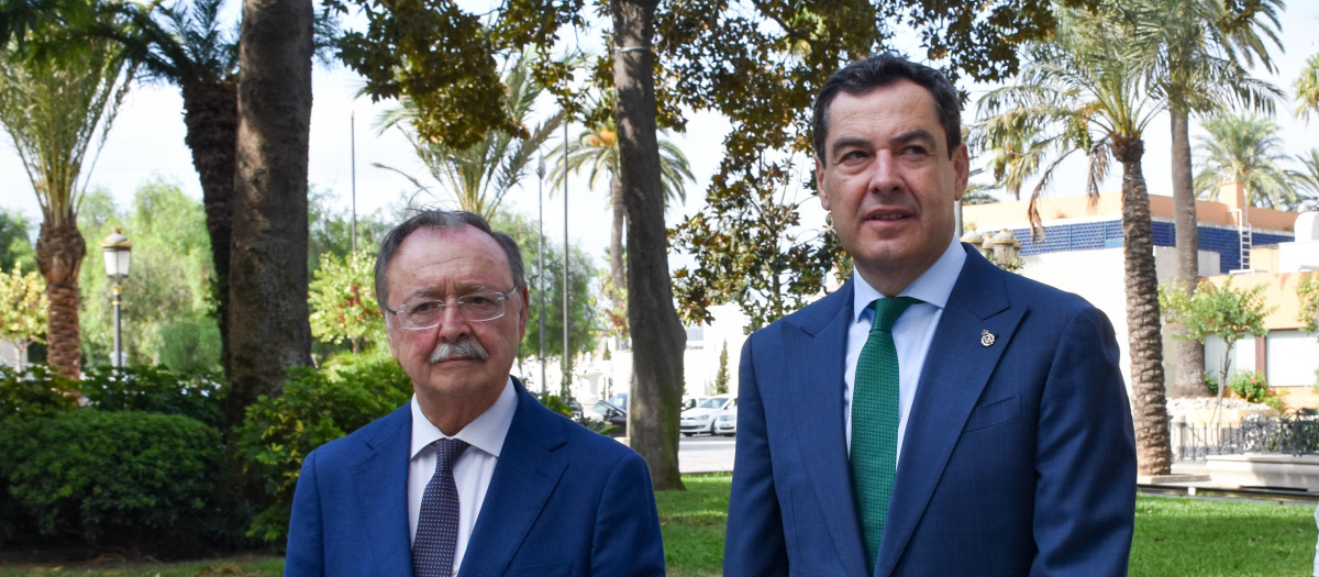 El presidente de la Junta de Andalucía, Juanma Moreno, y su homólogo ceutí, Juan Jesús Vivas, este jueves en la ciudad autónoma