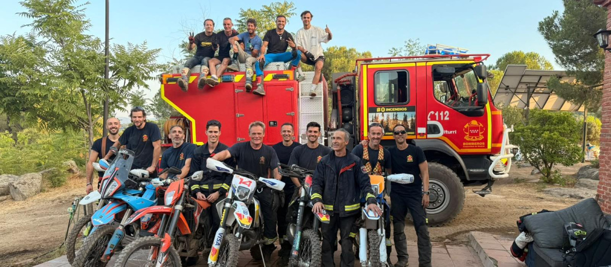 Imagen del equipo de un equipo de bomberos que trabajó en la extinción del fuego